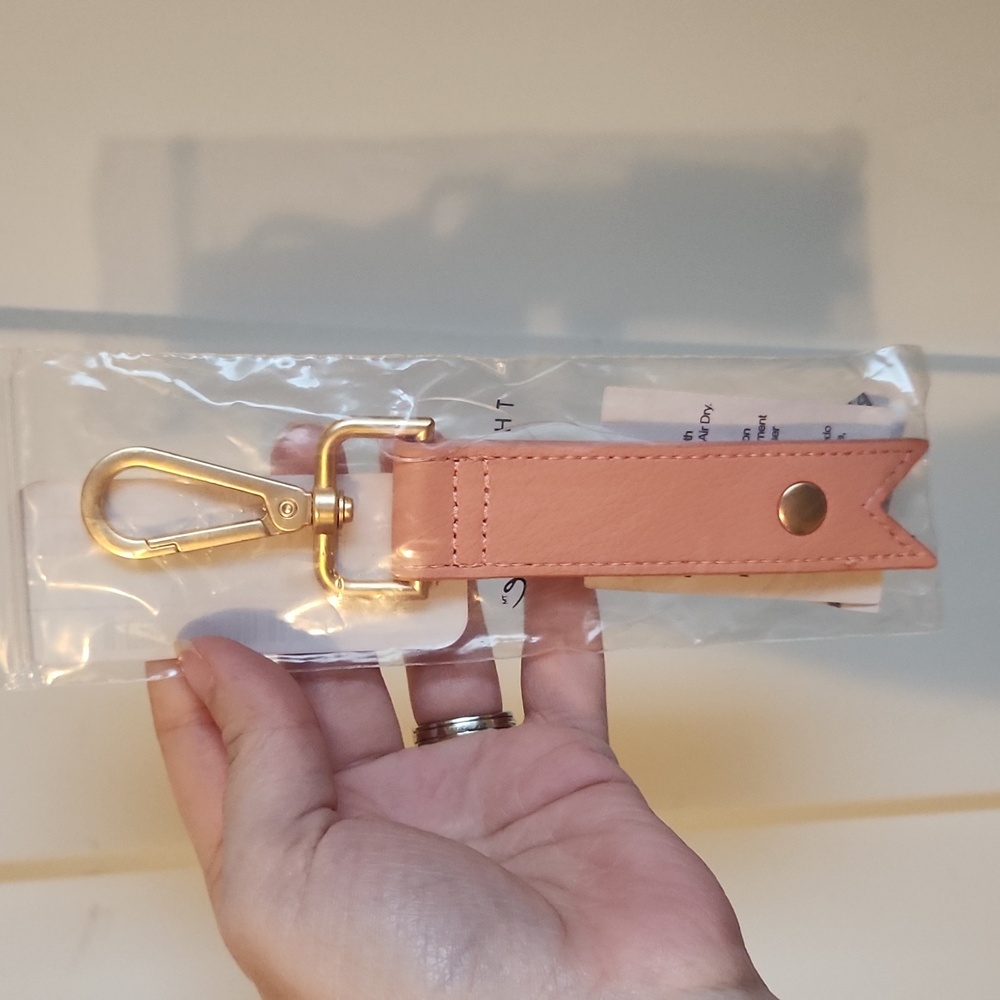 Thirty-one coral peach cord wrap keychain